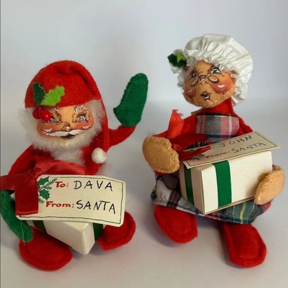 Annalee Santa and Mrs. Claus with presents